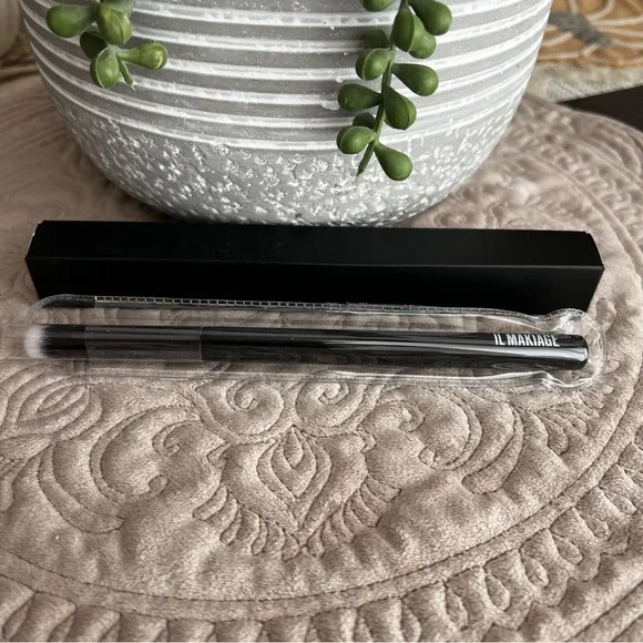 IL MAKIAGE Concealer Blending Brush #140 NIB - Picture 2 of 13